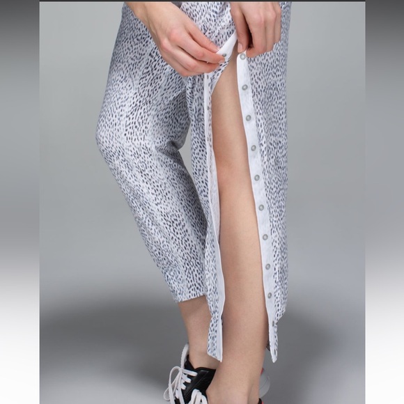 Lululemon Tearaway Pant in Dottie Dash Black/White Size 4 VGUC - Picture 2 of 16
